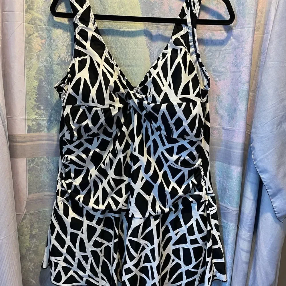 Contour Black and White size 20 gorgeous One Piece Swimsuit